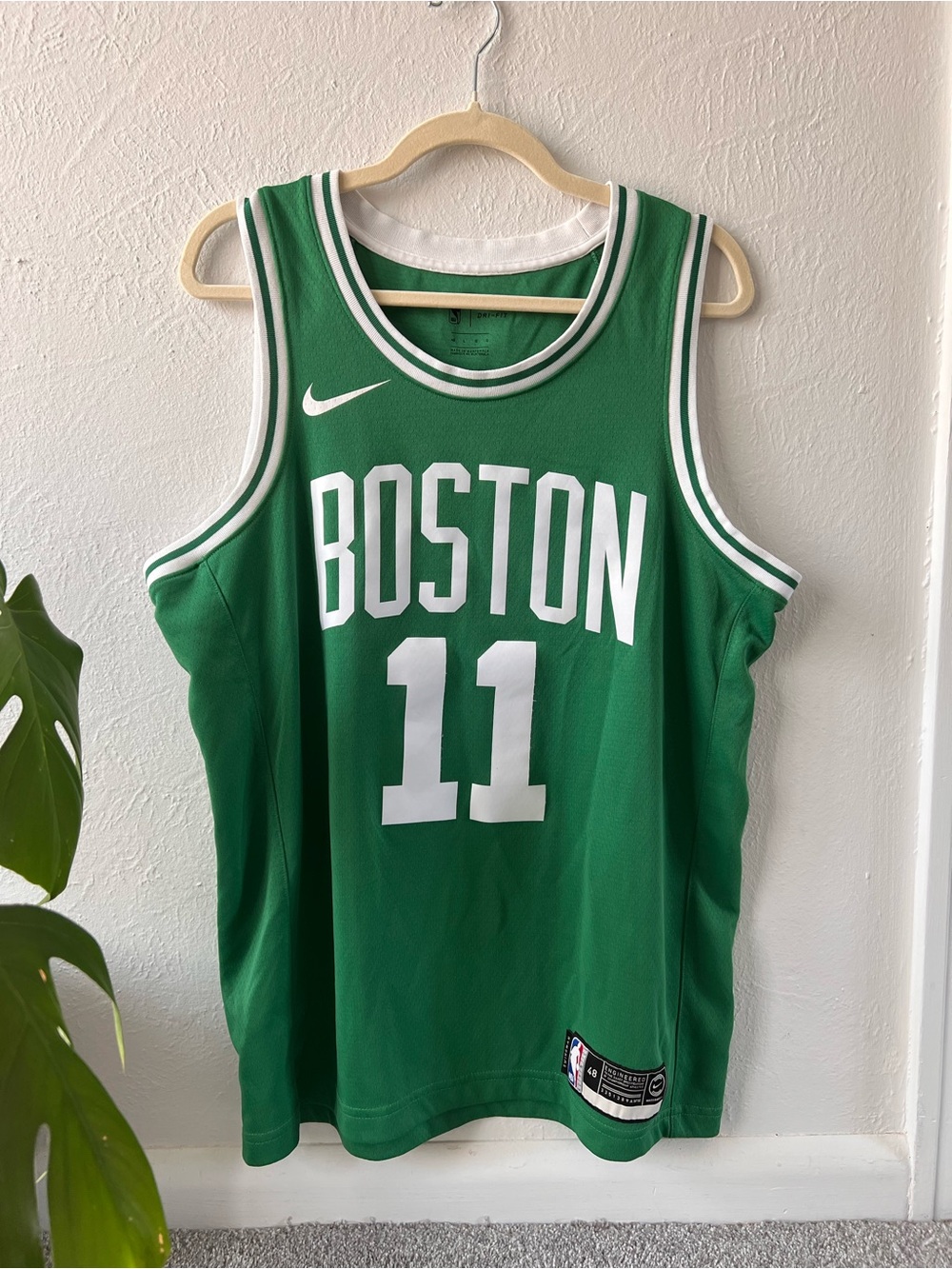 Nike NBA Boston Celtics Kyrie Irving #11 Swingman Jersey Men’s Large